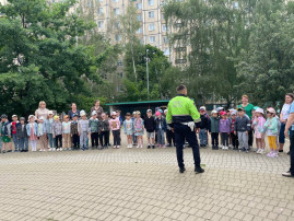 Инспектор Госавтоинспекции в гостях у дошколят Инспектор Госавтоинспекции в гостях у дошколят.